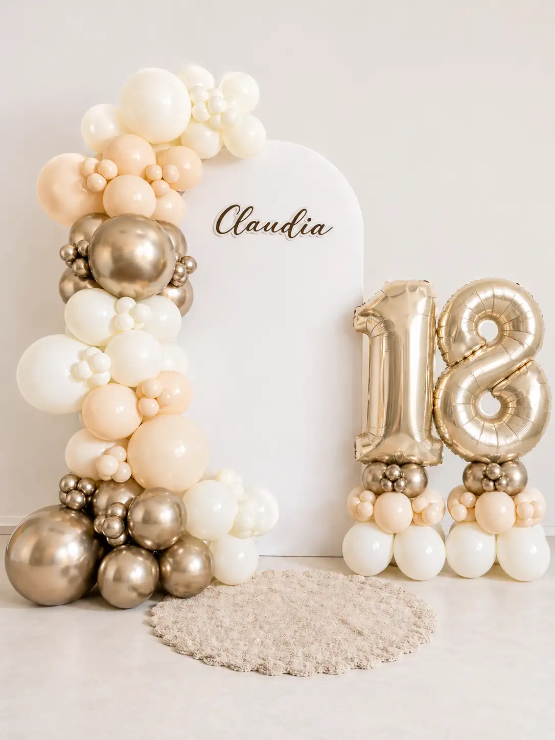 Decoración Claudia 18 · arco con globos crema y dorados